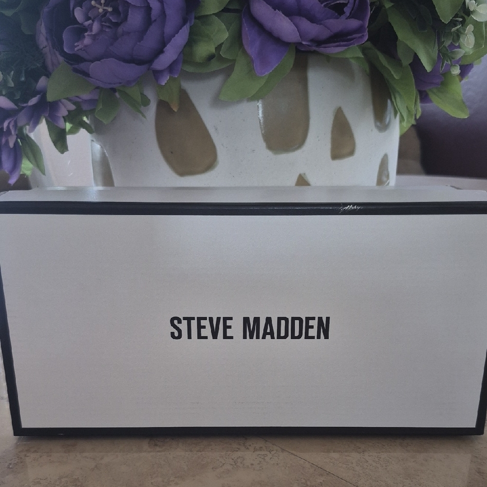 Steve Madden Black and White Box